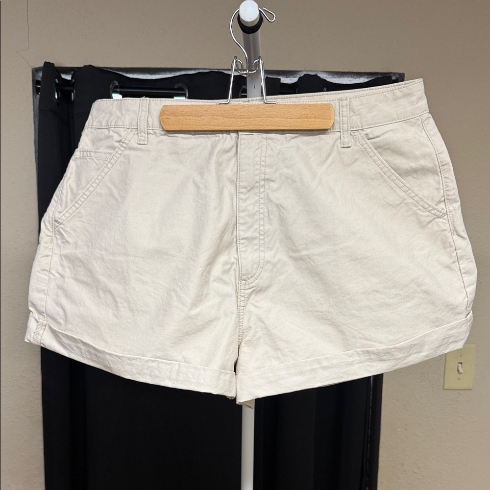 Women's Cream Shorts waist 19 size 18